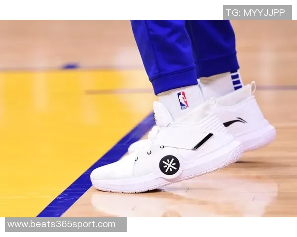 库里致敬韦德经典鞋款感谢12年前的支持与喜爱